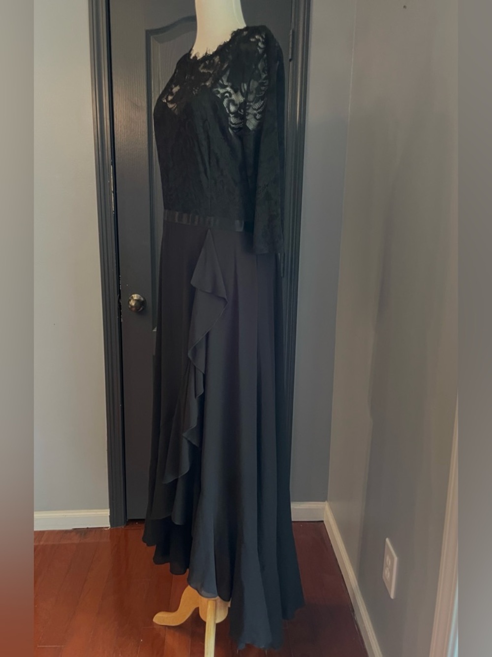 Miusol Black Lace Formal Evening Dress - Picture 3 of 16